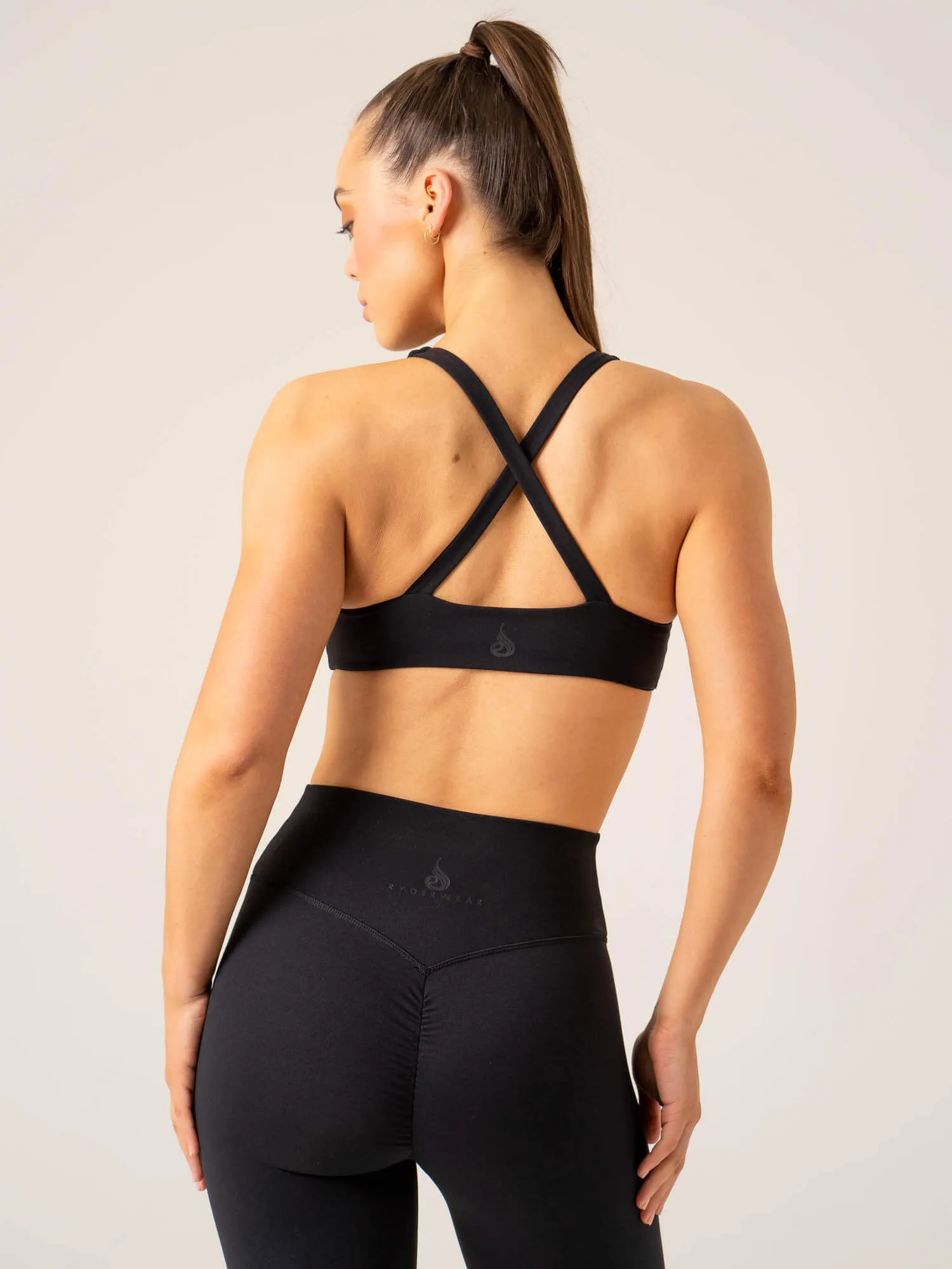 Momentum Twist Sports Bra - Black